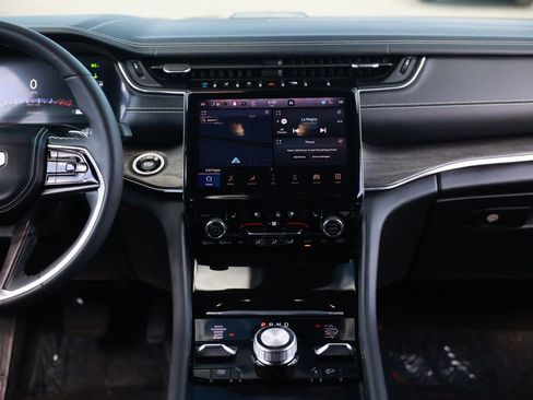 Used 2023 Jeep Grand Cherokee Overland w/ Luxury Tech Group IV AWD/4WD image 29