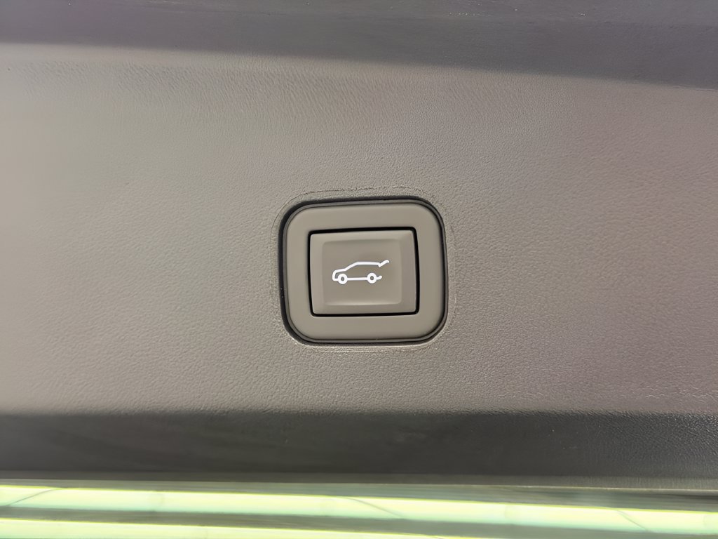 Used 2024 Cadillac Lyriq Luxury w/ LPO, Floor Liner Package AWD/4WD image 9