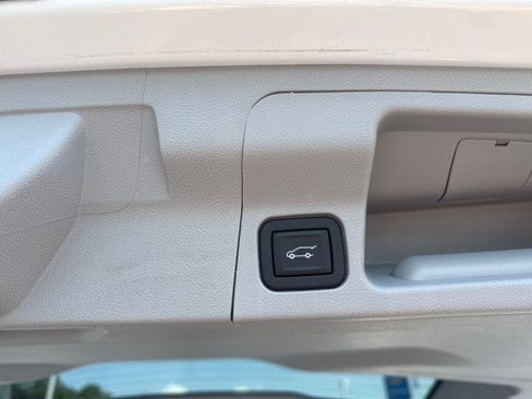 Used 2023 GMC Acadia SLT w/ Technology Package FWD image 18