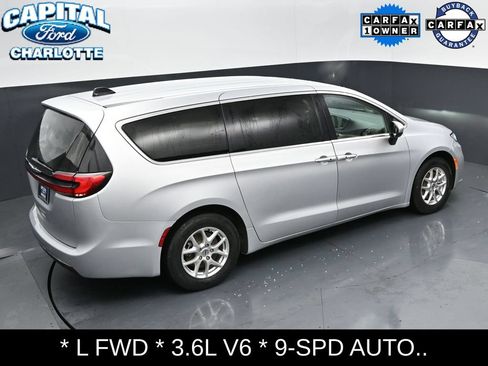 Used 2023 Chrysler Pacifica Touring-L FWD image 30