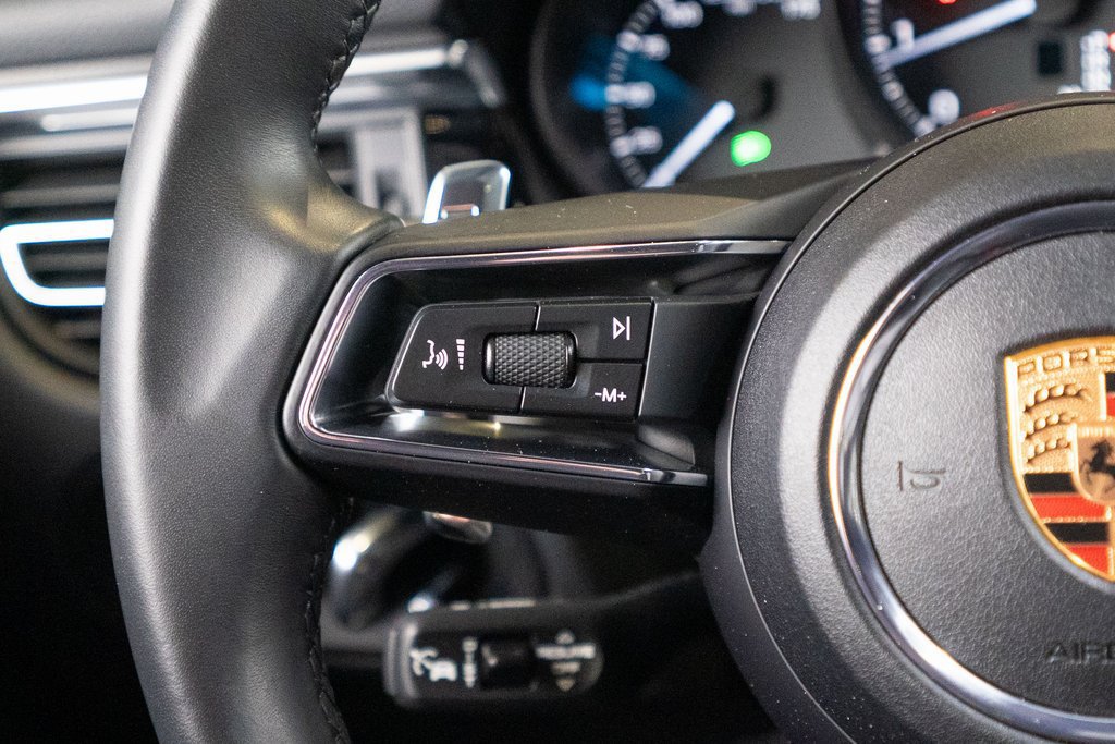 Certified 2025 Porsche Macan AWD/4WD image 33