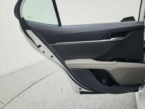 Used 2020 Toyota Camry SE w/ Sunroof Package image 23