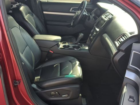 Used 2017 Ford Explorer XLT w/ Equipment Group 202A image 24