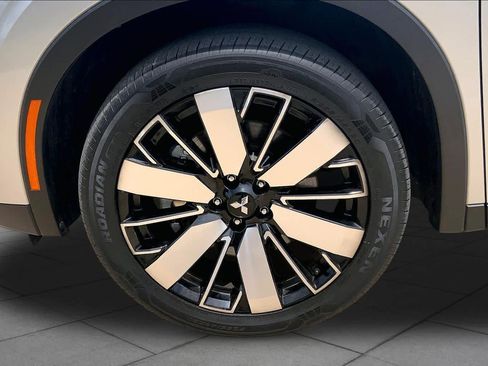 Used 2025 Mitsubishi Outlander SE FWD image 11
