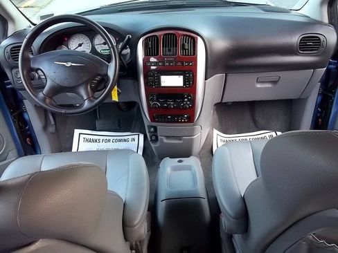 Used 2007 Chrysler Town & Country Limited FWD image 16
