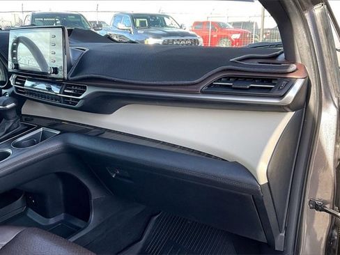 Used 2023 Toyota Sienna Platinum image 16