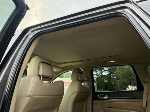 Used 2014 Jeep Grand Cherokee Limited w/ Luxury Group II image 18