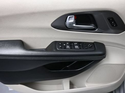 Used 2023 Chrysler Pacifica Touring-L FWD image 13