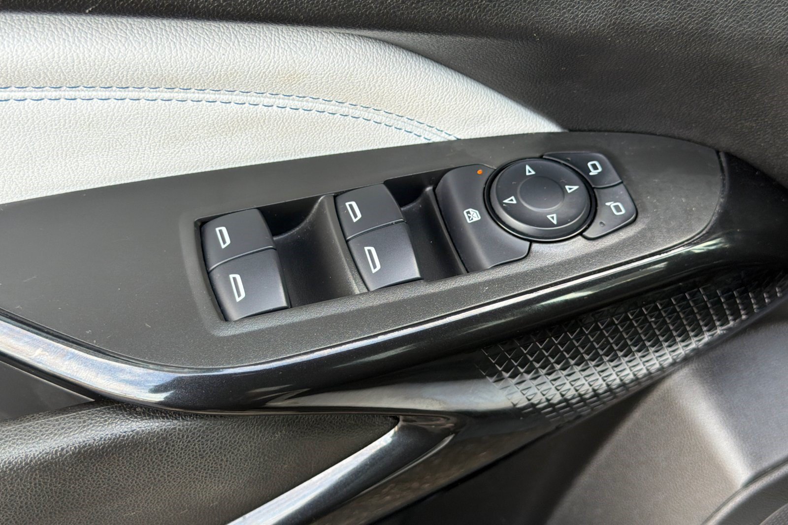 Used 2024 Chevrolet Trax LT FWD image 14