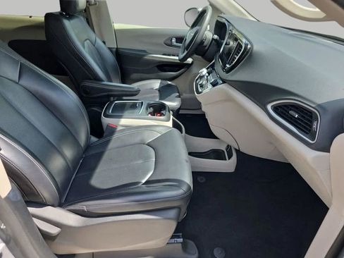 Used 2023 Chrysler Pacifica Touring-L FWD image 9