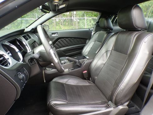 Used 2010 Ford Mustang GT RWD image 13
