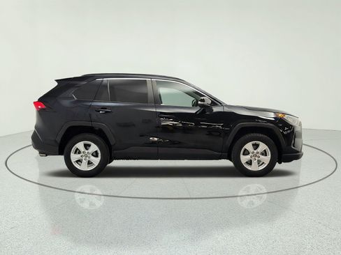 Used 2020 Toyota RAV4 XLE w/ Carpet Mat Package FWD image 4