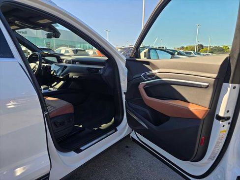 Used 2024 Audi Q8 e-tron Premium Plus image 12