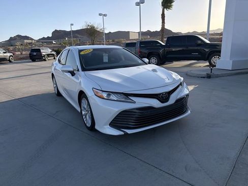 Certified 2018 Toyota Camry XLE image 3