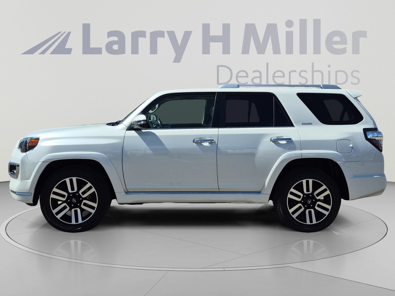 Used 2018 Toyota 4Runner Limited w/ Preferred Accessory Package AWD/4WD image 2