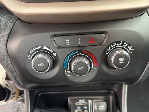 Used 2016 Jeep Cherokee Sport image 28