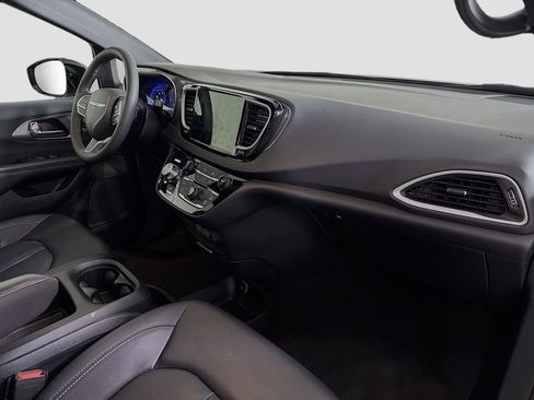 Used 2025 Chrysler Pacifica Select FWD image 31
