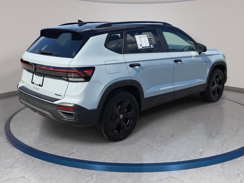 Used 2025 Volkswagen Taos SE AWD/4WD image 5