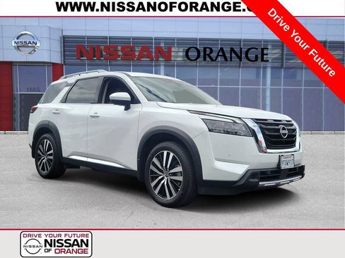 Used 2025 Nissan Pathfinder Platinum FWD image 1