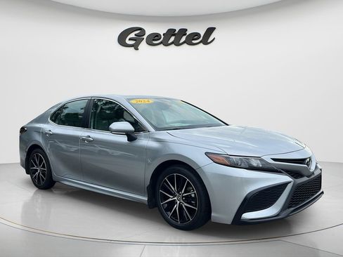 Used 2024 Toyota Camry SE w/ Cold Weather Package FWD image 3