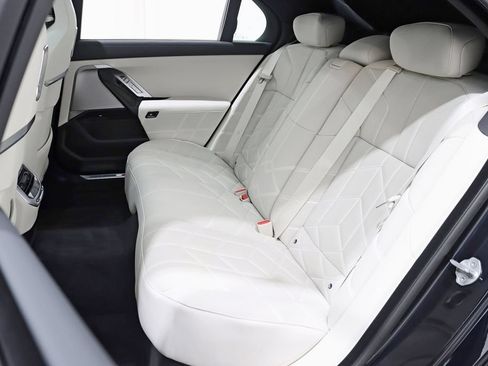 Used 2024 BMW 740i xDrive w/ Premium Package 2 AWD/4WD image 28