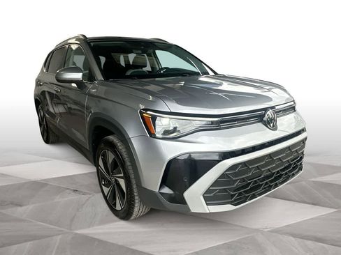 Used 2025 Volkswagen Taos SE AWD/4WD image 2