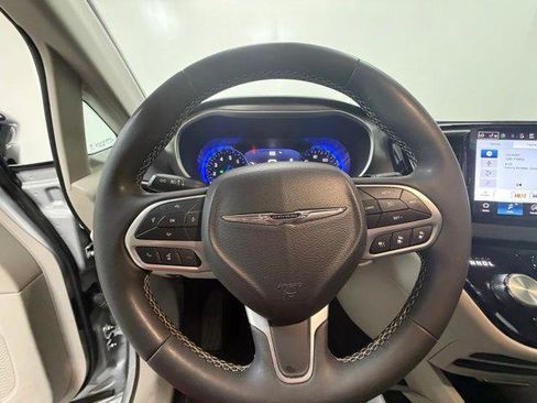 Certified 2024 Chrysler Pacifica Touring-L FWD image 15