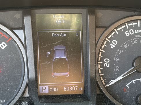 Used 2020 Toyota Tacoma TRD Off-Road w/ Technology Package AWD/4WD image 8