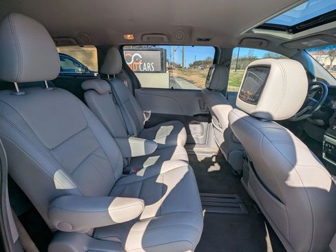 Used 2017 Toyota Sienna XLE Premium image 36
