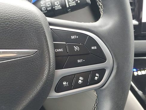 Used 2022 Chrysler Pacifica Touring-L image 16