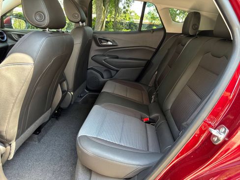 Used 2025 Chevrolet Trax LT FWD image 24