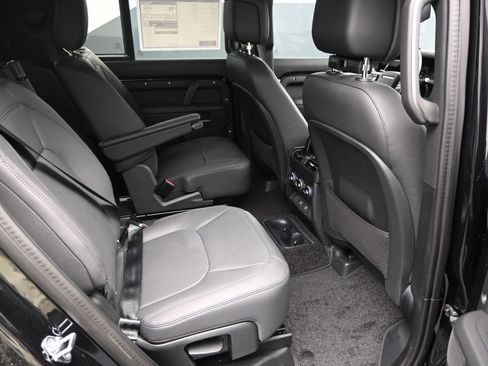 Used 2025 Land Rover Defender 130 X-Dynamic SE image 9
