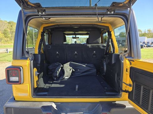 Used 2018 Jeep Wrangler Unlimited Sahara image 15