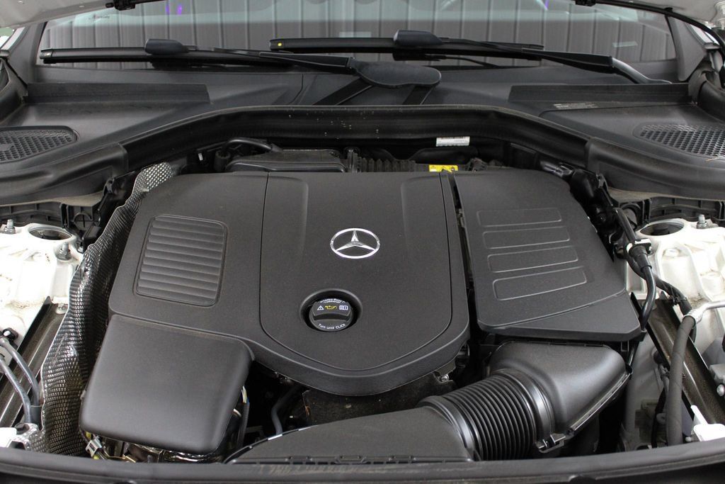 Used 2025 Mercedes-Benz GLC 300 4MATIC image 40