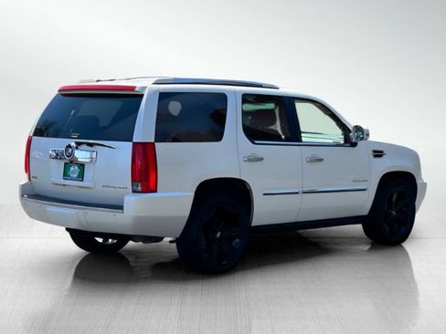 Used 2011 Cadillac Escalade Premium image 4