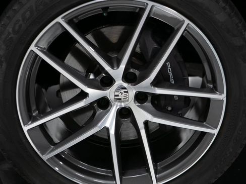 Certified 2022 Porsche Macan image 11