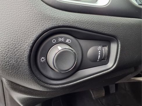 Used 2020 Jeep Renegade Sport w/ Sport Appearance Group FWD image 17