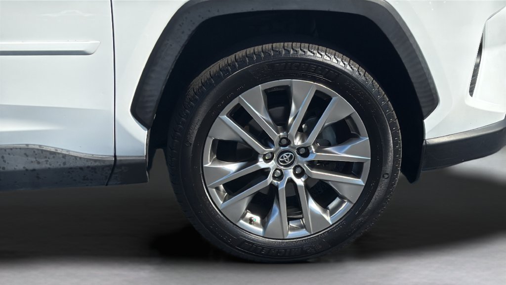 Used 2020 Toyota RAV4 XLE Premium FWD image 27