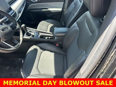 Used 2025 Jeep Compass Latitude AWD/4WD image 17