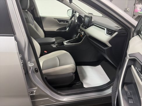 Used 2021 Toyota RAV4 XLE Premium image 33