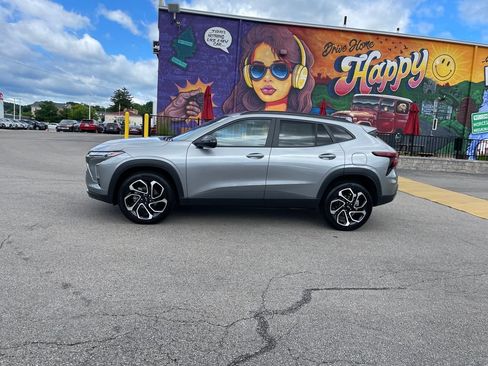 Used 2025 Chevrolet Trax RS w/ Driver Confidence Package FWD image 2
