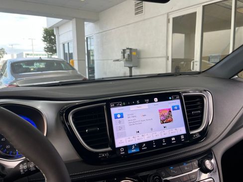 Used 2025 Chrysler Pacifica Limited image 18