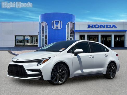Used 2025 Toyota Corolla SE FWD image 2