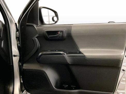 Used 2022 Toyota Tacoma SR AWD/4WD image 23