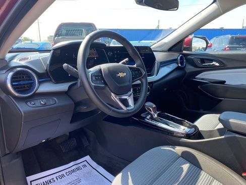 Used 2025 Chevrolet Trax LT w/ LT Convenience Package FWD image 8