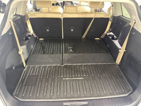Used 2022 Toyota Highlander XLE image 28