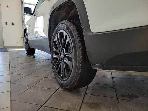 Used 2023 GMC Acadia SLE w/ Driver Convenience Package image 16