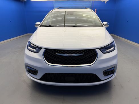 Used 2022 Chrysler Pacifica Limited w/ Uconnect Theater Family Group FWD image 3
