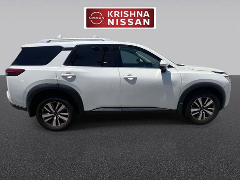 Used 2024 Nissan Pathfinder SL AWD/4WD image 4