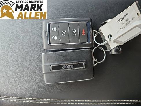Used 2024 Jeep Grand Cherokee Laredo w/ Luxury Tech Group I AWD/4WD image 34